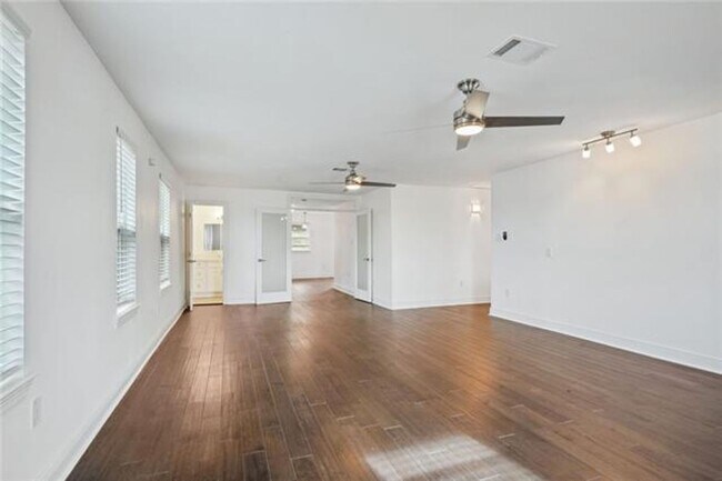 Foto del edificio - Stunning 5 bed/5 bath Lux renovation