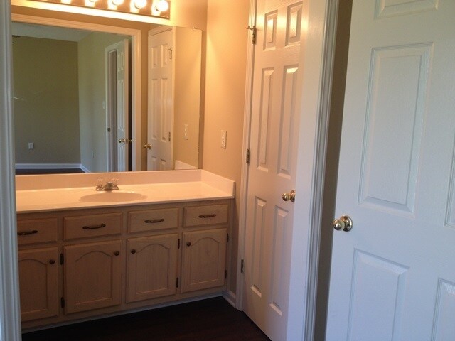 Building Photo - 1039 Parkview Cir S