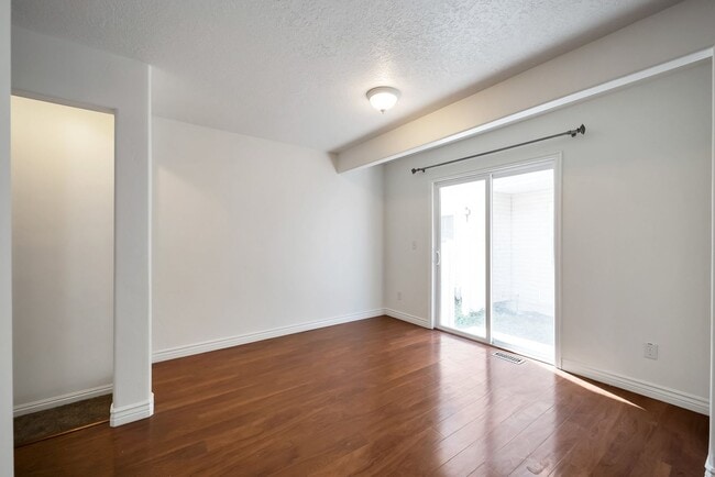Building Photo - Awesome Townhome in Iverness Square in Murray