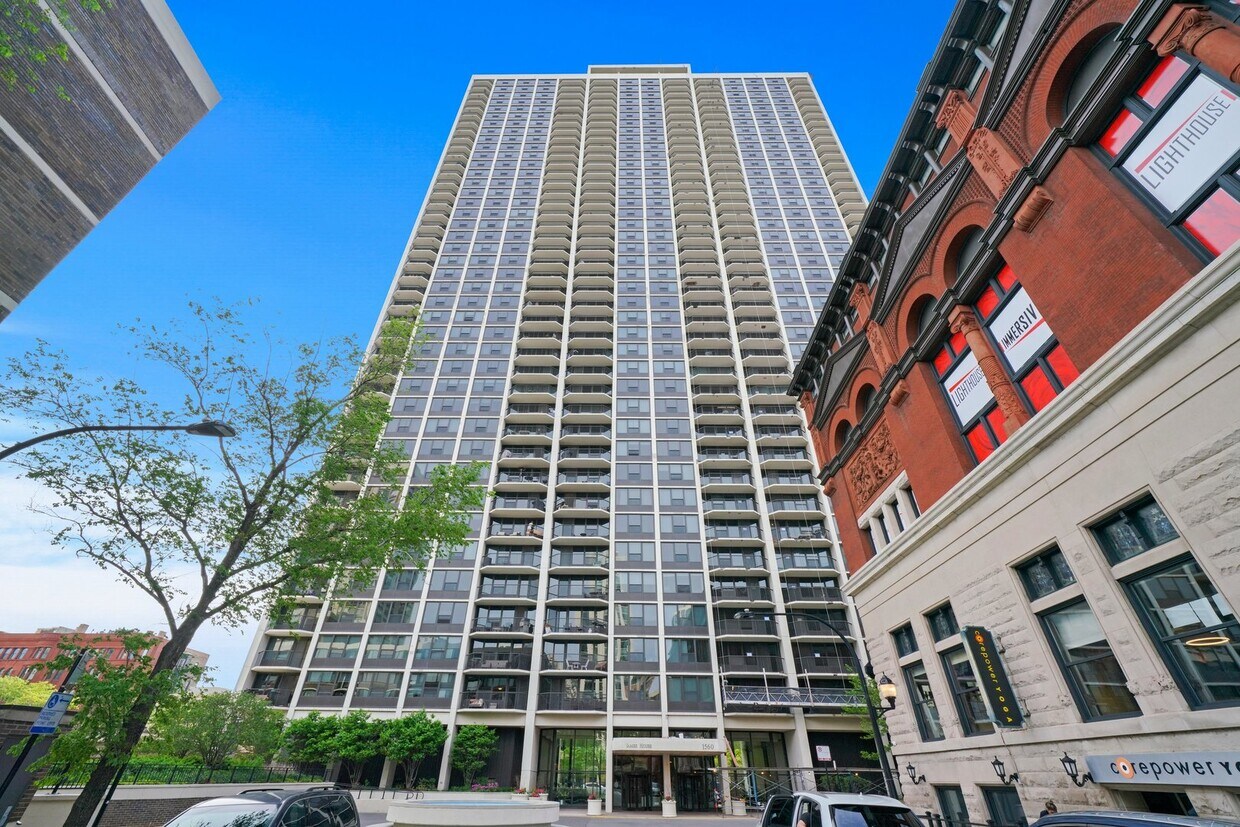 Foto principal - 1560 N Sandburg Terrace