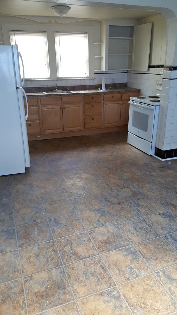 Building Photo - 4 Bed / 2 Bath Single Family Home