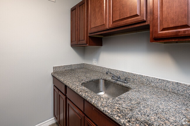 1BR, 1BA - 625SF - Kitchen - Pine Square Apartments
