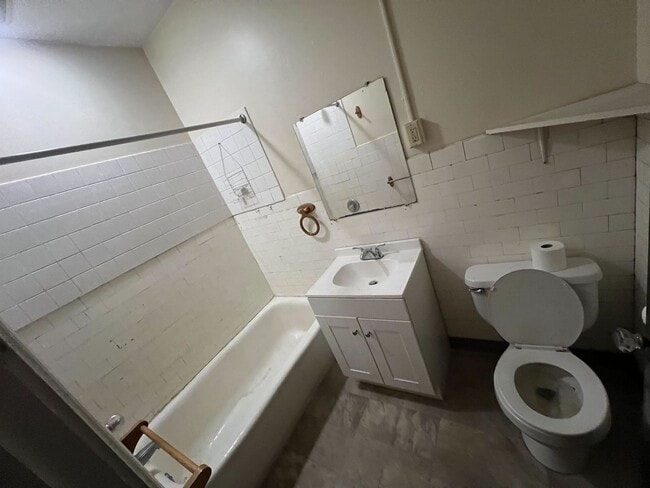 Building Photo - 192 Lark St