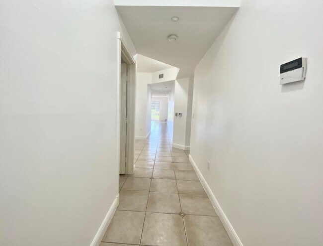Entrance hallway - 10730 NW 66th St
