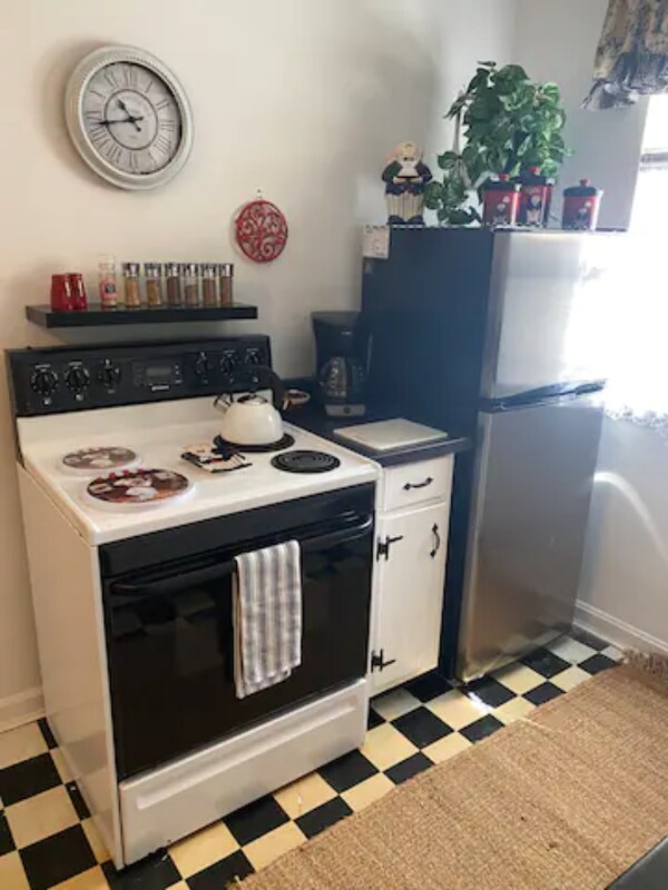 Building Photo - 833 Riverview Terrace