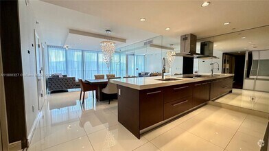 Building Photo - 495 Brickell Ave
