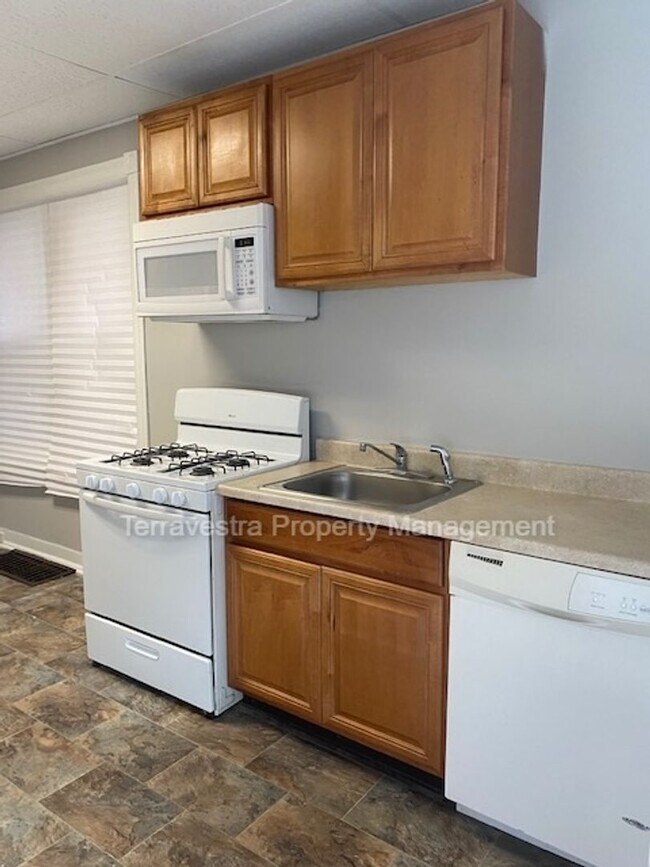 Building Photo - Beautiful 3 Bedroom Home