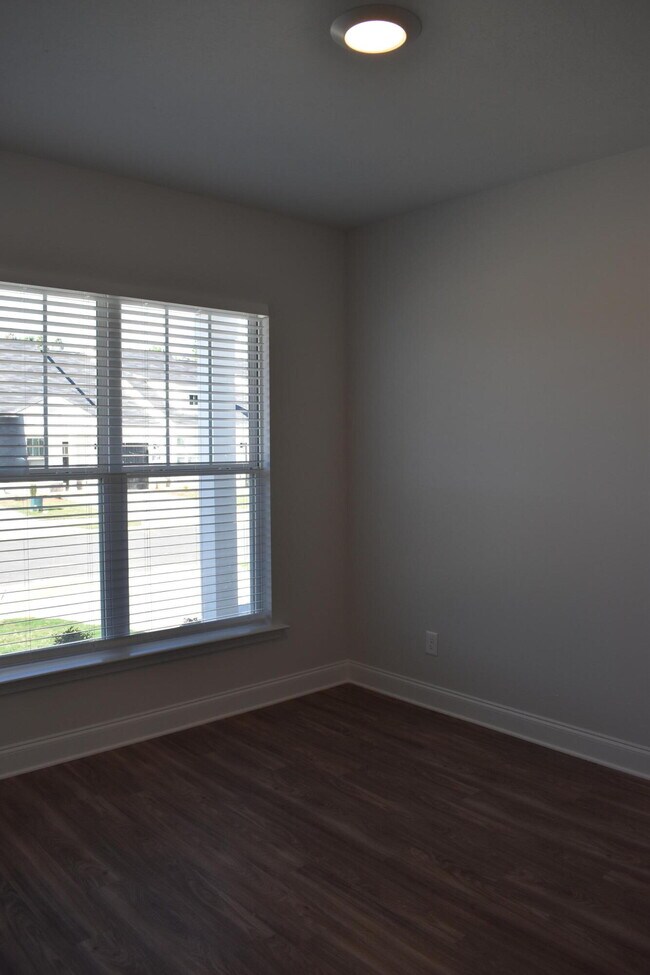 Foto del edificio - 4190 Taylor Pond Rd