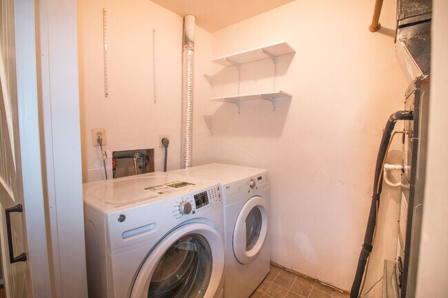 Foto del edificio - Upgraded & Spacious Condo in the Heart of ...