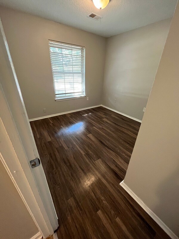 Building Photo - 5060 Gray Dr