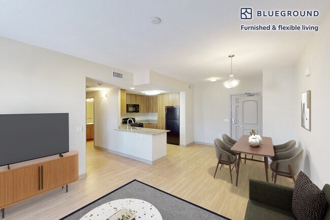 Foto del edificio - 205 N San Dimas Canyon Rd