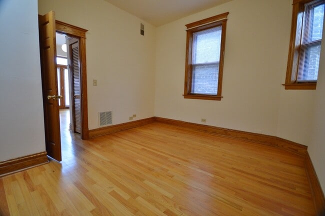 Building Photo - 713 W Wrightwood Ave