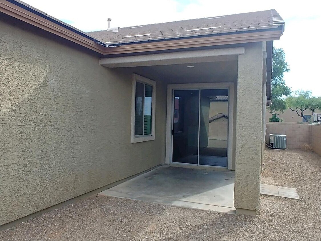 Foto principal - 4 bedroom, 2 bath, 2 car garage