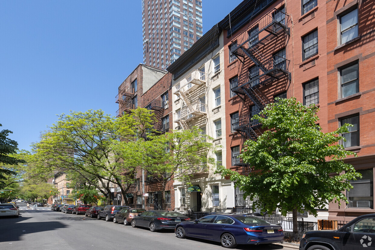 Primary Photo - 407 E 87th St