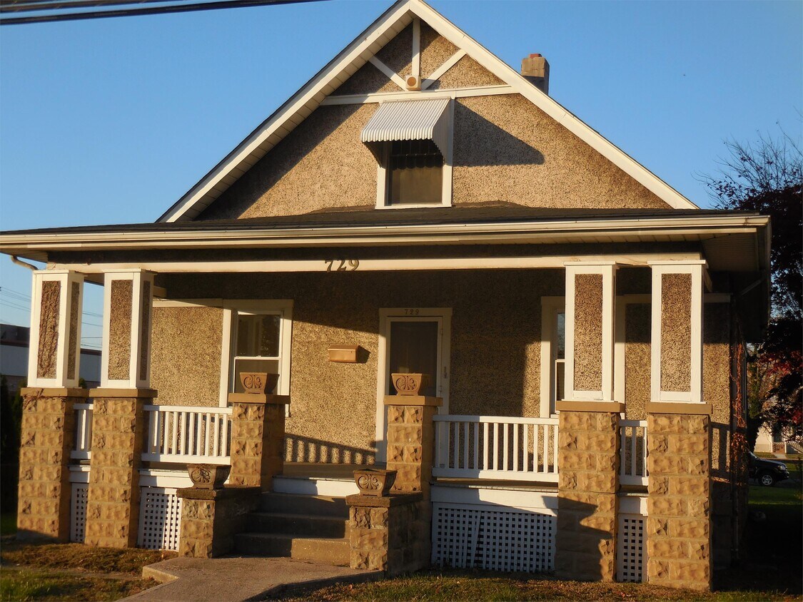 Primary Photo - 729 Revolution St