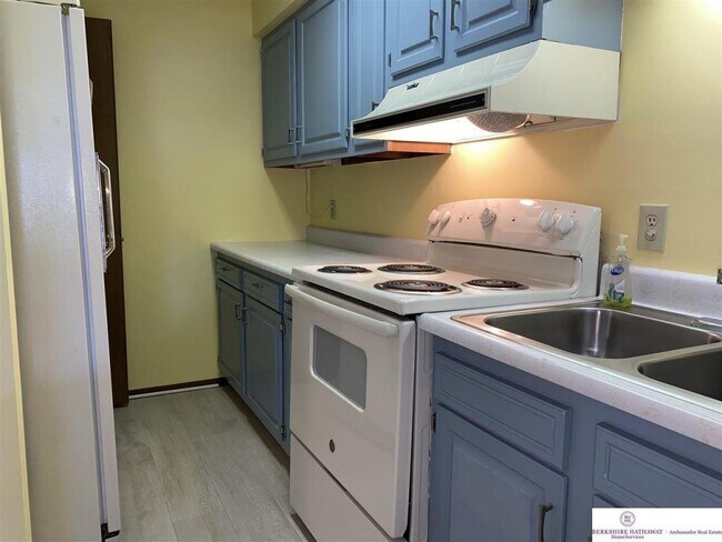 Building Photo - 2820 N 66th Ave #212