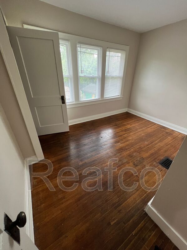 Building Photo - 2374 Linden Ave