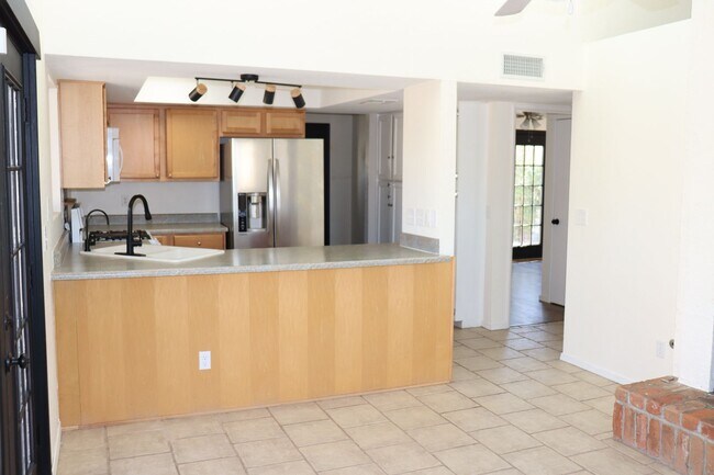 Foto del edificio - 5 Bedroom, 2 Bathroom