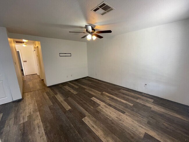 Building Photo - Move-In Ready Townhouse!
