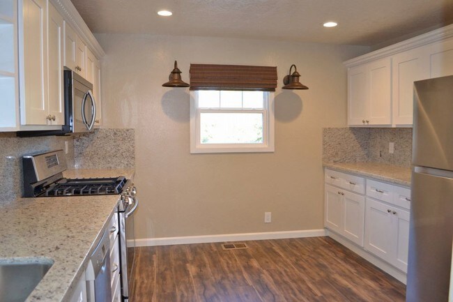 Building Photo - 15900 Matilija Dr