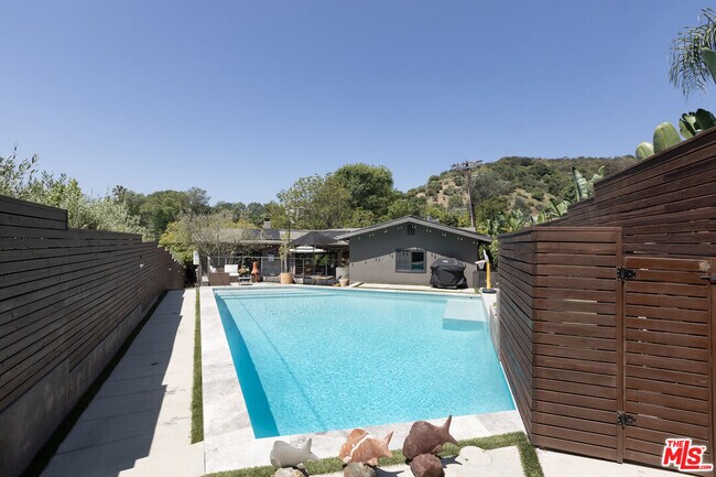 Foto del edificio - 2906 Nichols Canyon Rd