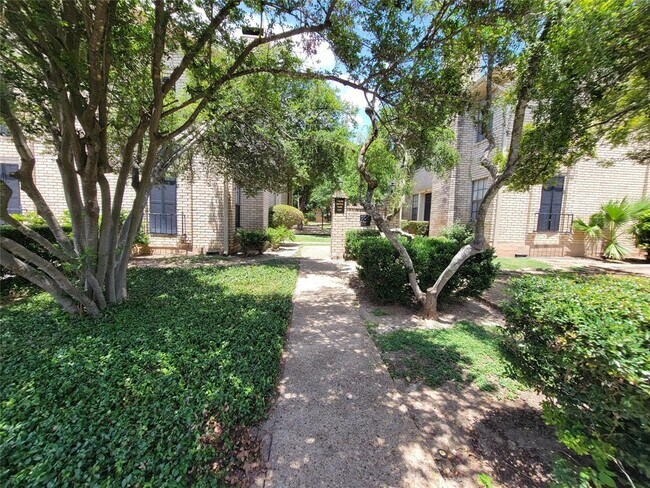 Building Photo - 8400 Jamestown Dr