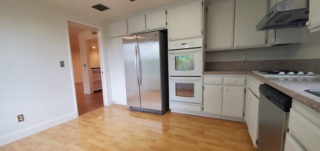 Building Photo - 1720 Mission St