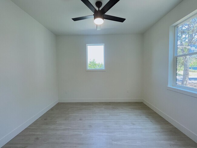 Foto del edificio - 1887 E F St