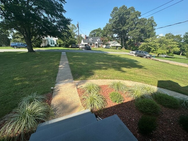 Building Photo - One Level Brick House Near University of L...