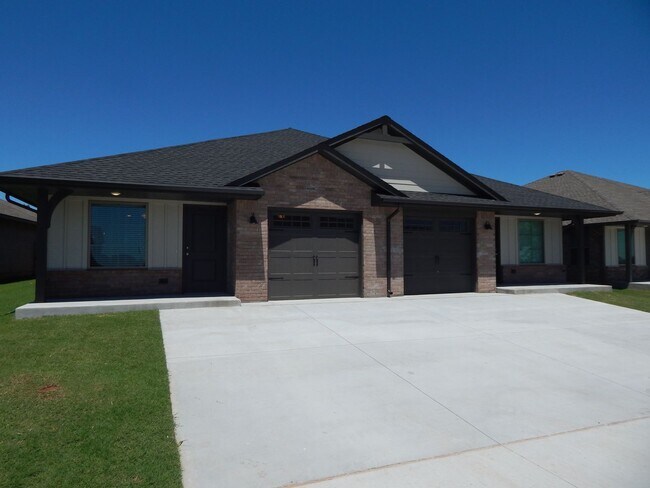 Foto del edificio - 2 Bedroom 2 Bath 1 Car Garage Duplex - Great location close to the Broadway Extension and 8 minut...