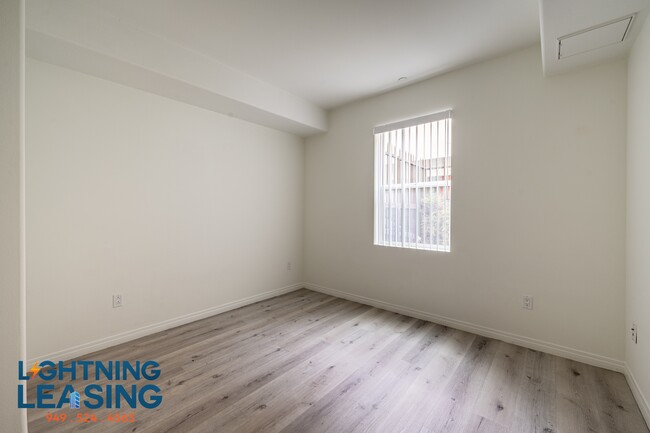 Building Photo - 11925-11925 Kling St