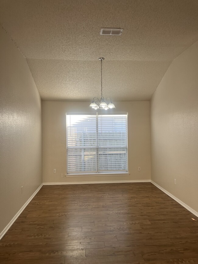 Foto del edificio - 3/2/2 Burleson ISD! fresh paint, New carpet ! 2 dining rooms, easy access to fort worth & 35