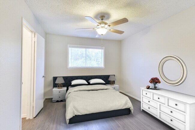 Building Photo - $999 Beautiful 3 Bed Room 1.5 Bath`Complet...