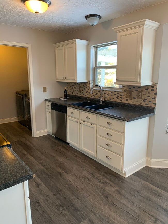 Building Photo - 9012 Ellersly Dr