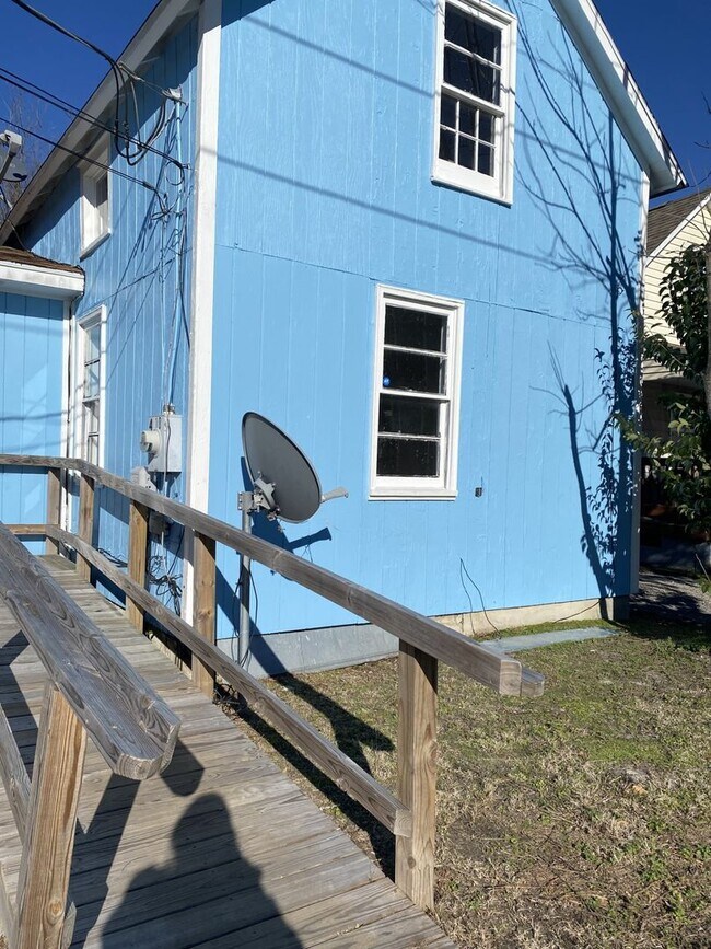 Building Photo - 410 Davis Avenue