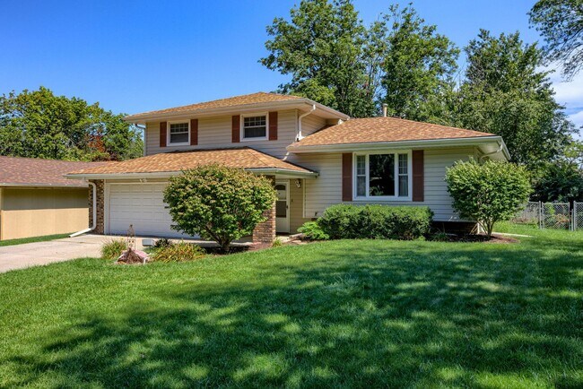 Foto del edificio - Charming Tri-Level With Fenced Backyard & ...