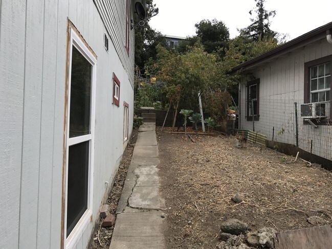 Building Photo - 2538 Highland Ave