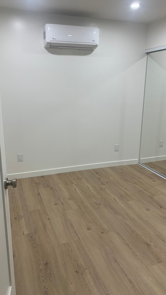 Foto del edificio - 9711 Bradwell Ave