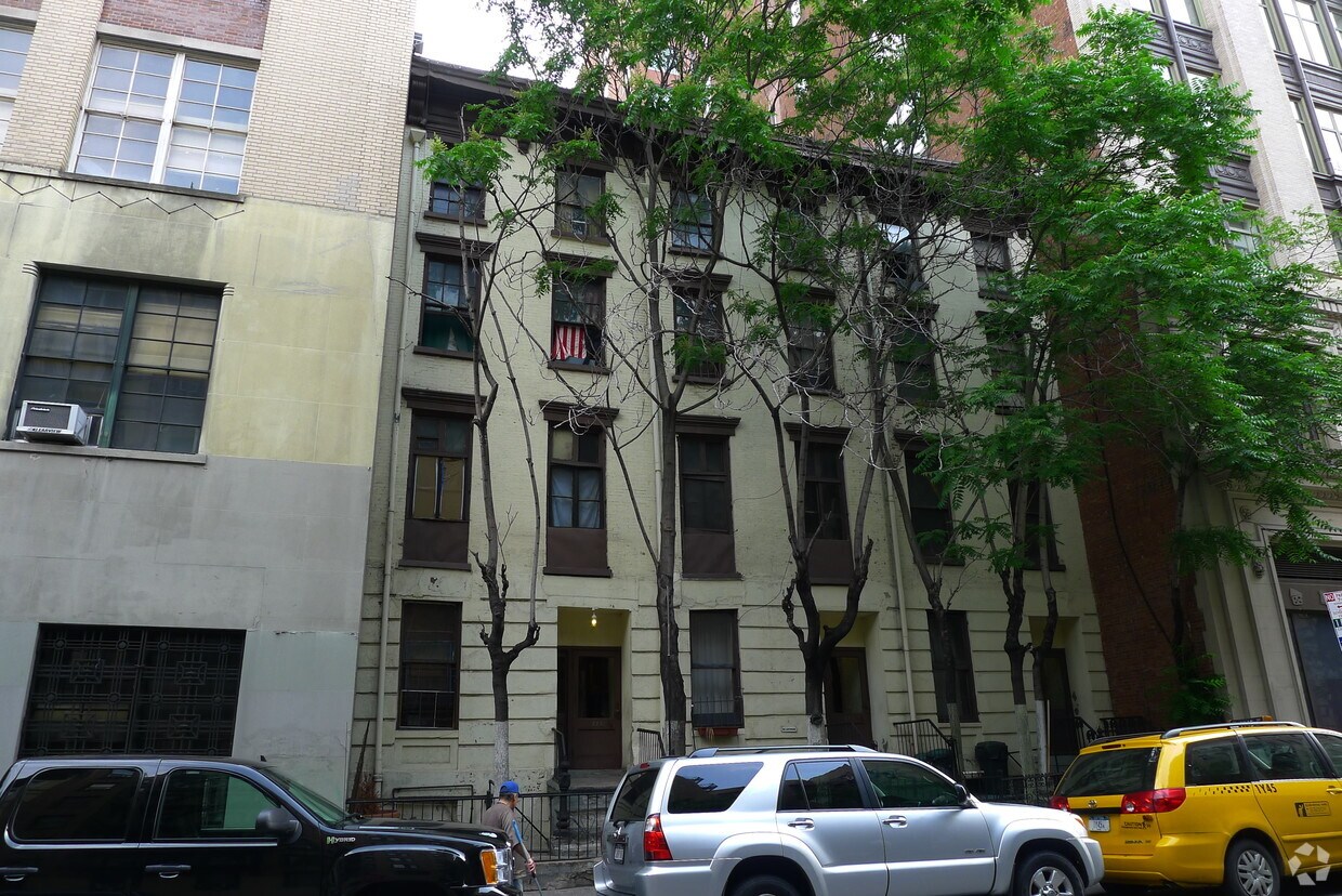 Building Photo - 219-223 W 24th St