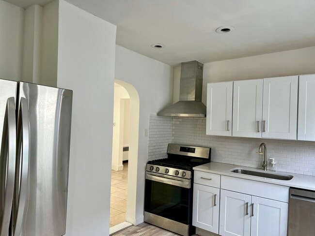 Building Photo - 22 E 39th St