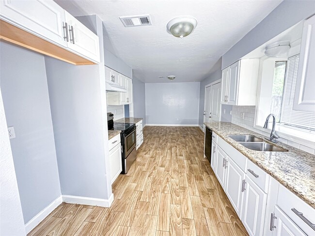 Building Photo - 122 Wood Manor Ln