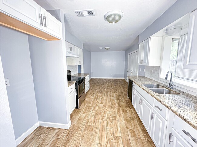 Foto del edificio - 122 Wood Manor Ln