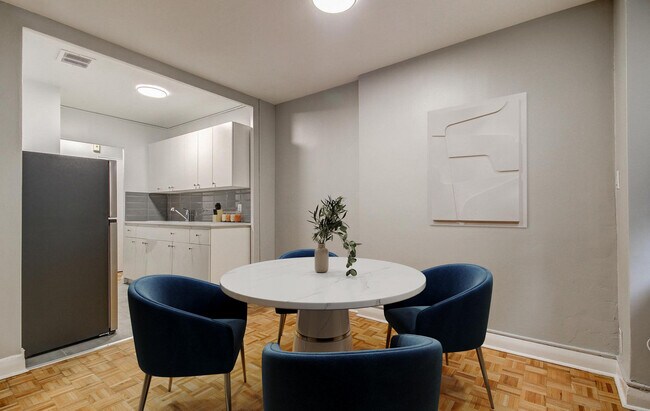 Photo du bâtiment - 1639 Bloor St