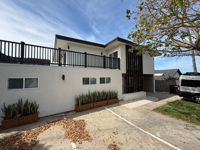 Building Photo - Bright 3BD/2BA Home in Encinitas with Natural Light, In-Unit Laundry & Easy Freeway Access