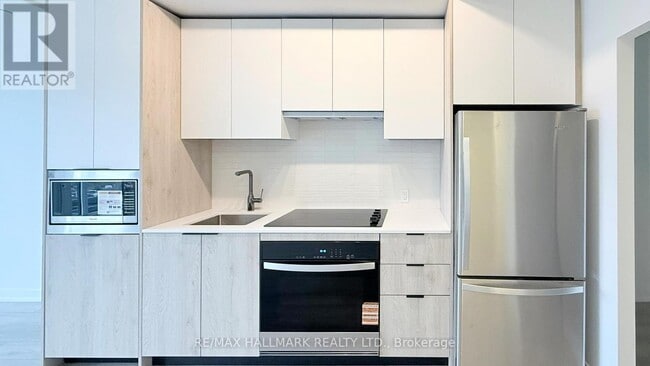 Building Photo - 1007 The Queensway