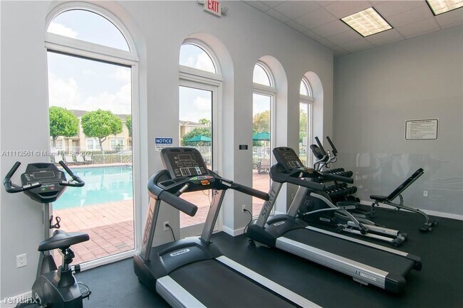 Building Photo - 4 br, 3 bath Townhome - 15703 SW 42nd St 1...