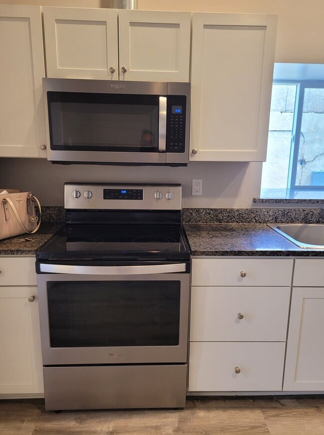 Foto del edificio - NEWLY REMODELED 1 BED 1 BATH Coming Soon!!