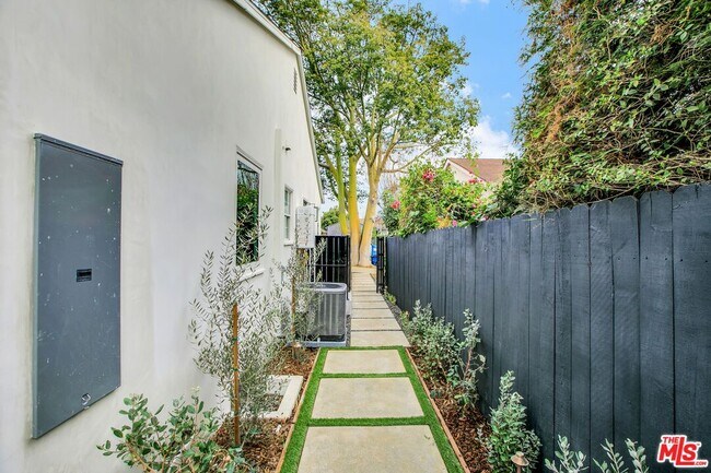 Foto del edificio - 2723 Burkshire Ave