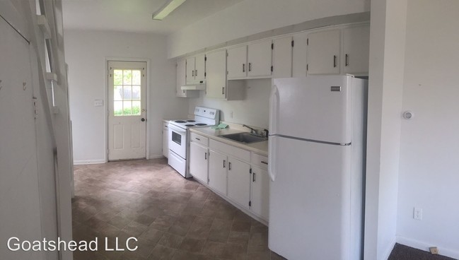 Building Photo - 2 br, 1 bath Apartment - 4 1/2 Salisbury