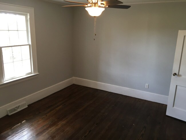 Foto del edificio - 796 Pine Ridge Rd - Brick House